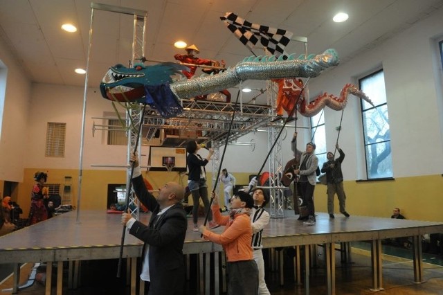 Na razie trwają intensywne próby w sali gimnastycznej Politechniki Opolskiej, gdzie na potrzeby spektaklu stanęła olbrzymia metalowa konstrukcja.