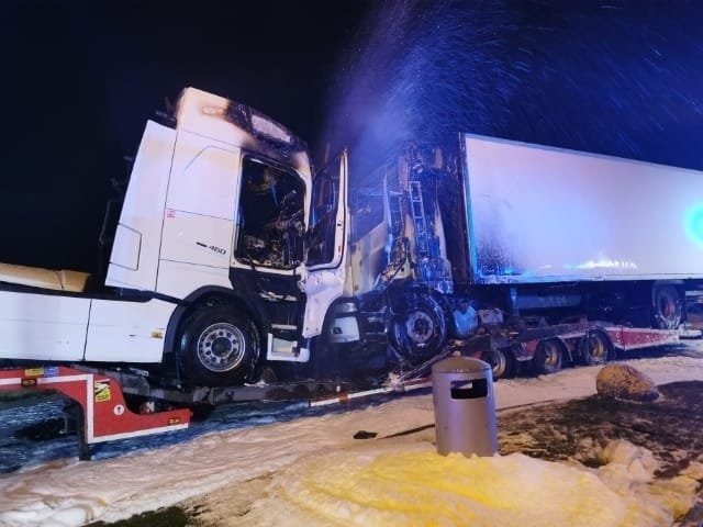 Dwa samochody ciężarowe spłonęły na lawecie w Kołbaskowie. ZDJĘCIA 