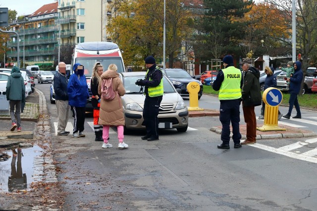 Groźny wypadek na wrocławskim Biskupinie. Nastolatka została ranna i trafiła do szpitala.