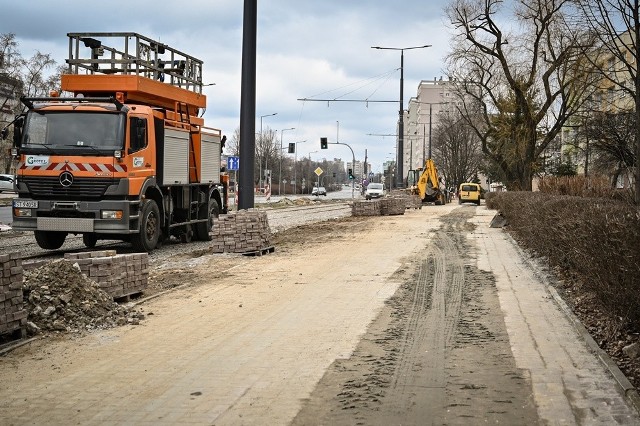 O planach budowy rozmawiali prezydent Krzysztof Matyjaszczyk, prezes MPK Mariusz Sikora, pełnomocnik prezydenta ds. komunikacji rowerowej w Częstochowie Łukasz Kot oraz przedstawiciel wykonawcy - dyrektor kontraktu NDI S.A. - Łukasz Susło.Zobacz kolejne zdjęcia. Przesuwaj zdjęcia w prawo - naciśnij strzałkę lub przycisk NASTĘPNE