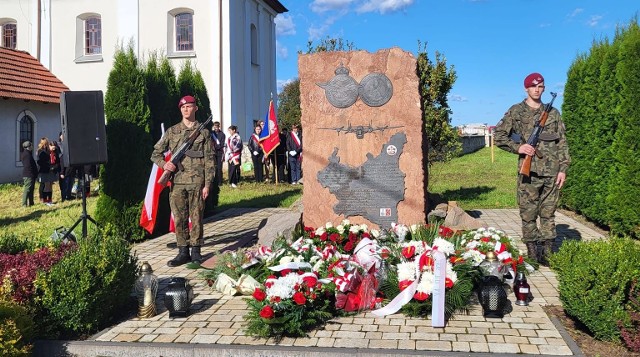 W niedzielę, 8 października mieszkańcy i władze gminy Opatowiec oraz zaproszeni goście uczcili przed pomnikiem w Kocinie pamięć bohaterskich lotników