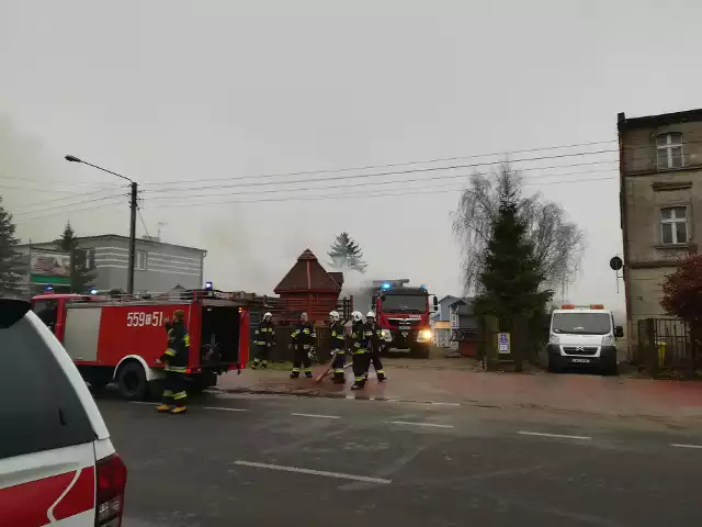 Do pożaru stolarni doszło w Wąbrzeźnie na ulicy Kętrzyńskiego. - W tej chwili cały czas trwają działania w stolarni - mówi Ireneusz Wiśniewski z Państwowej Straży Pożarnej w Wąbrzeźnie. Dodaje: - Przed g. 6 przyjechaliśmy na miejsce zdarzenia i od tej godziny cały czas trwają działania. Przyczyny pożaru nie są znane, a samo gaszenie najprawdopodobniej potrwa jeszcze kilka godzin. Jak informuje Wojewódzka Komenda Straży Pożarnej w Toruniu brak poszkodowanych. Na miejscu 16 zastępów straży.