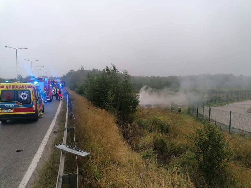 Tragedia w Łaziskach Górnych na DK 81. Kierowca samochodu osobowego spłonął zakleszczony w aucie