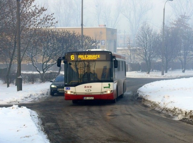 Problem z wymijaniem zaparkowanych na jednym pasie ruchu i dodatkowo na zakręcie samochodów mają często kierowcy autobusów komunikacji miejskiej kursujący na linii 6.