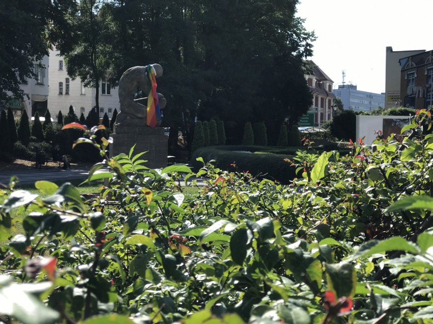 Słupsk w tęczowych flagach. Tęcza, nie tylko na pomnikach, ale i w oknach