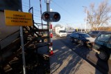 Samochody stały w korku w Leśnicy, bo zepsuł się szlaban na przejeździe kolejowym