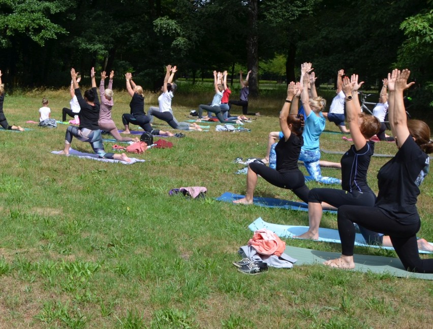 Joga na trawie w parku miejskim w Kluczborku