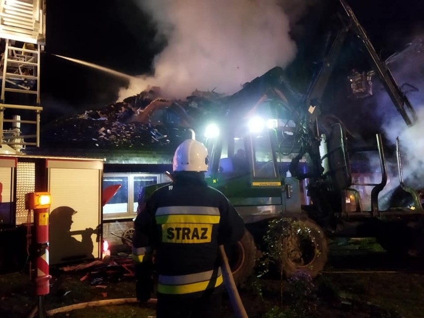 Spalił się drewniany dom w Męciszowie, w gminie Zwoleń. Z ogniem walczyło kilkanaście jednostek straży. Są ogromne straty