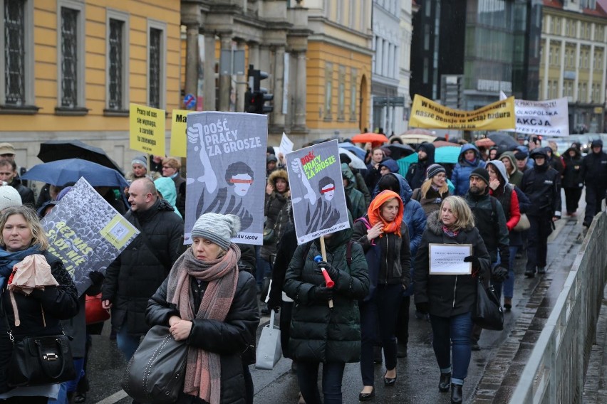 Protest pracowników sądów i prokuratur we Wrocławiu