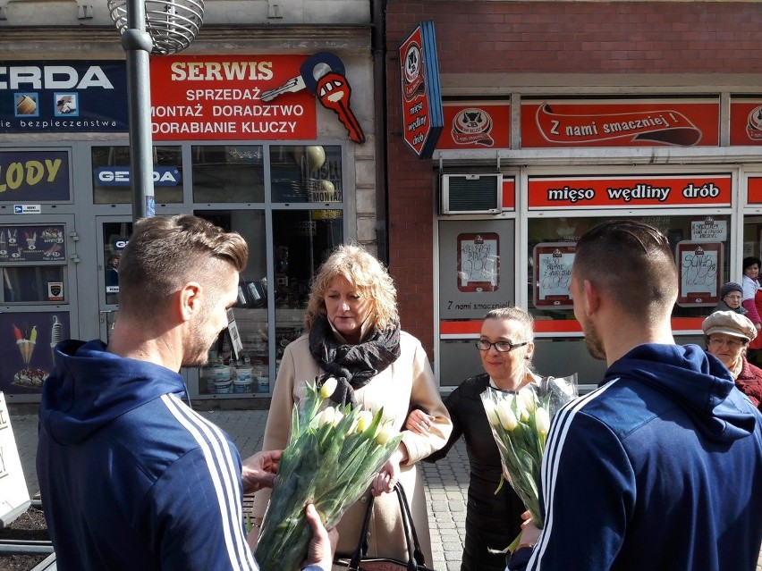 Piłkarze Ruchu, Podbeskidzia i GKS Tychy pamiętali o Dniu Kobiet ZDJĘCIA Zobacz co wręczali paniom