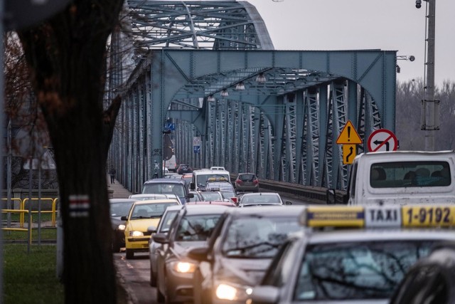 Toruń to dla wielu miejsce wymarzone do życia. Miasto optymalne, nie za duże, nie za małe, niezbyt zatłoczone, ale posiadające ciekawą ofertę kulturalną czy gastronomiczną. Czy mieszkanie w Toruniu ma jakieś minusy? Zapytaliśmy o to naszych Czytelników w poście na Facebooku. Wielu z nich porównywało Toruń do innych miast. Oto opinie mieszkańców. CZYTAJ DALEJ >>>>>