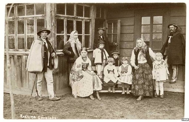 Tradycyjna g&oacute;ralska rodzina z przełomu XIX i XX wieku