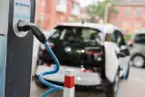 Orlen wybuduje 40 ogólnodostępnych stacji ładowania pojazdów elektrycznych. Wielostanowiskowe huby pojawią się w 33 miejscowościach w kraju