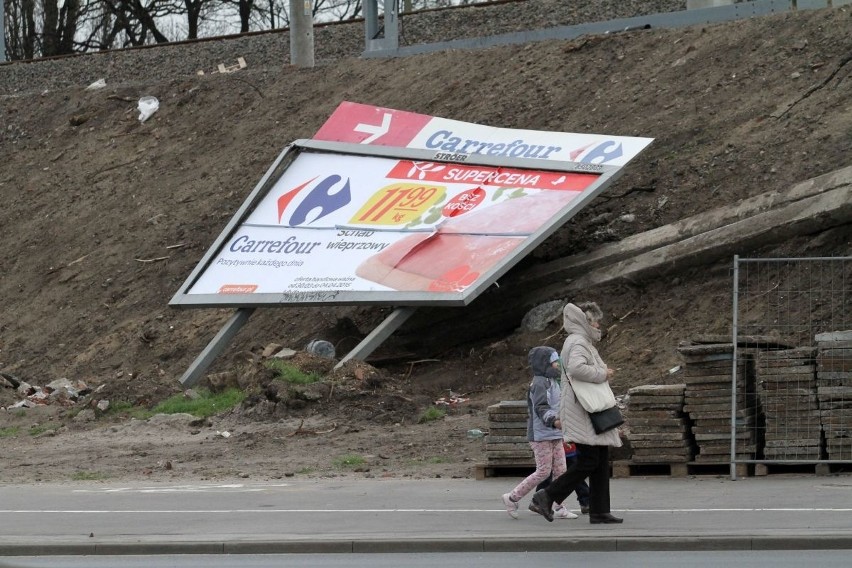 Skutki wichury we Wrocławiu. Wiatr niszczył ogrodzenia i billboardy przy Legnickiej (ZDJĘCIA)