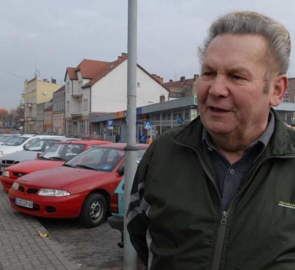 - Władze miasta powinny coś zrobić, żeby auta nie parkowały tu na okrągło - mówi Czesław Leliński z domu przy Chojeńskiej