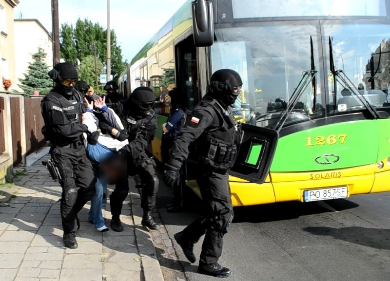 Poznań: Nożownik zatrzymany w autobusie linii 82. Zranił 74-latka [ZDJĘCIA, WIDEO]