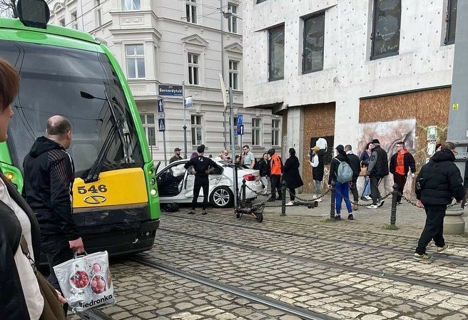 Kolizja samochodu z tramwajem w Poznaniu