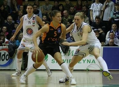 Czy gorzowianka Katarzyna Dźwigalska i Anna Pietrzak (z piłką, z tyłu Agnieszka Kaczmarczyk) z CCC spotkają się w finale?