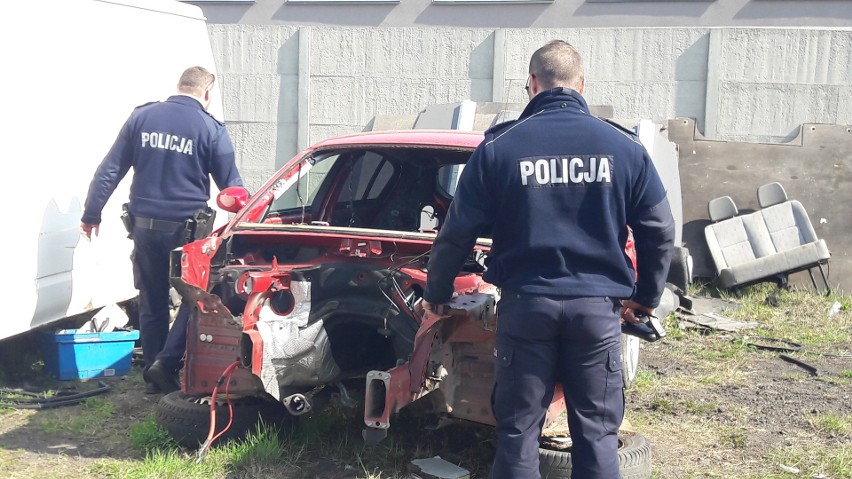 Skradzione auta z Anglii, Czech i Słowacji na terenie warsztatów samochodowych w Łódzkiem [zdjęcia]