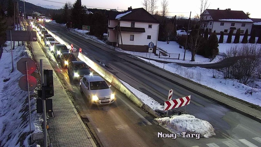 Korki na zakopiance. W niedzielę warunki są dobre, ale jedni kończą ferie, a inni zaczynają ZDJĘCIA, MAPY 13.02