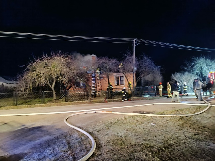 Pożar domu w Łątczynie. Do pożaru doszło nocą z 29 na 30 stycznia. Spłonął dach budynku