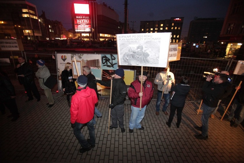 Protest zwiazkowców górniczych pod Teatrem Śląskim