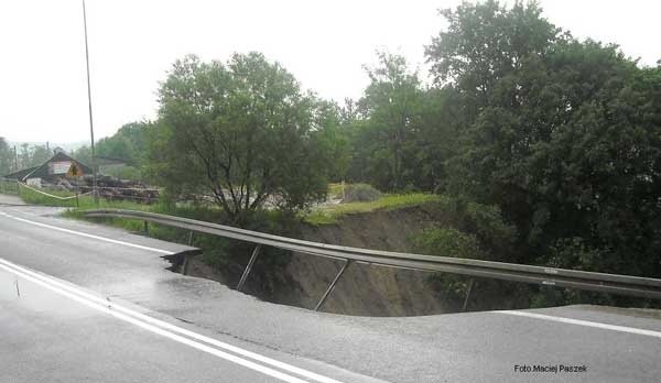 Zniszczona droga w Dukli
PowódL zniszczyla droge w Dukli