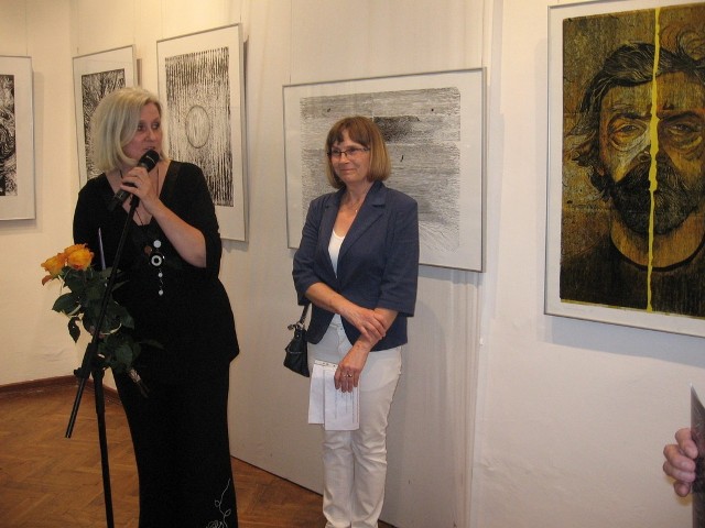 Na tle autoportretu Jerzgo Jarzyńskiego o artyście mówiły Elżbieta Raczkowska i Maria Jarzyńska