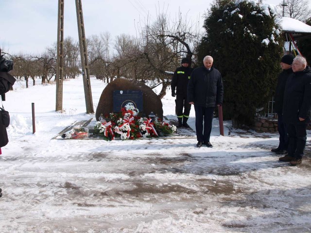 Na zakończenie uroczystości przedstawiciele władz samorządowych oraz mieszkańcy udali się do Ciszycy. Tam, przy obelisku upamiętniającym powstańców walczących pod Sperandą złożyli wiązanki kwiatów. Na zdjęciu burmistrz Marek Jońca.