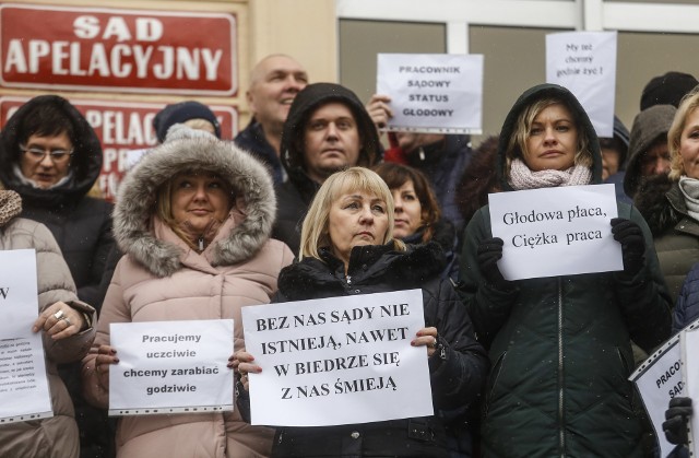 Protest pracowników administracyjnych w rzeszowskich sądach.