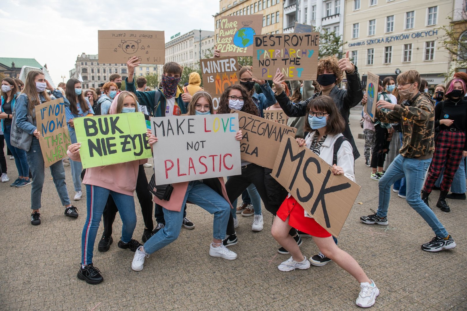 Młodzieżowy Strajk Klimatyczny w Poznaniu. Kilkaset młodych osób na placu  Wolności dla sprawiedliwości klimatycznej. Młodzi chcą zmian | Głos  Wielkopolski