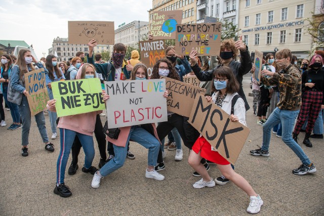 25 września w 30 miastach w Polsce odbył się Młodzieżowy Strajk Klimatycznym. Także w Poznaniu. Przejdź dalej i zobacz kolejne zdjęcia --->