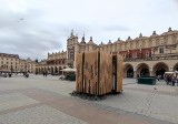 Nowe stoiska dla kwiaciarek na Rynku w Krakowie nadal będą testowane i poprawiane. Wzbudzały kontrowersje, ale zaczynają się podobać? 