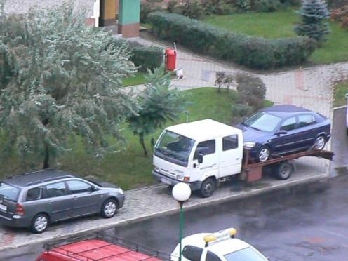 Z powodu braku miejsca na parkingach, kierowcy często parkują na chodnikach, utrudniając tym samym spacer pieszym.