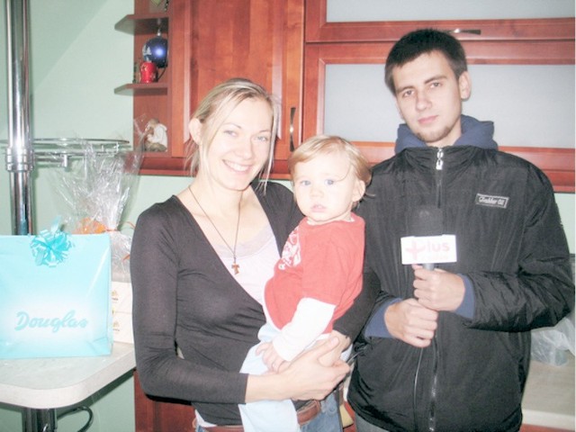 Pani Ania opiekuje się synem Dawidem, więc najłatwiej zastać ją w domu. Na zdj. w towarzystwie Filipa Tomasika, reportera Radia PLUS.
