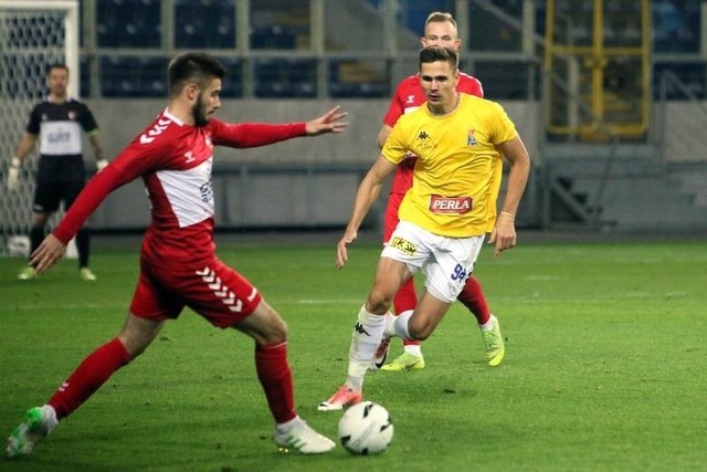 Michał Paluch (w żółtej koszulce) strzelił w obecnym sezonie dziewięć goli na trzecioligowych boiskach