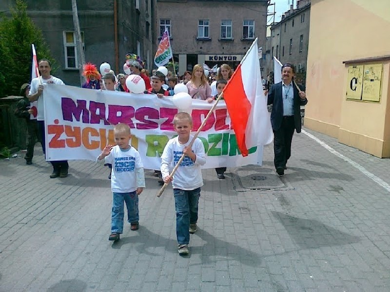 Ponad 300 osób przeszło ulicami Kluczborka w „Marszu dla...