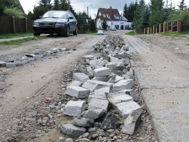 Tak wygląda ulica Przyjaciół w Miastku. Mieszkańcy narzekaja na zniszczone doszczętnie płyty.