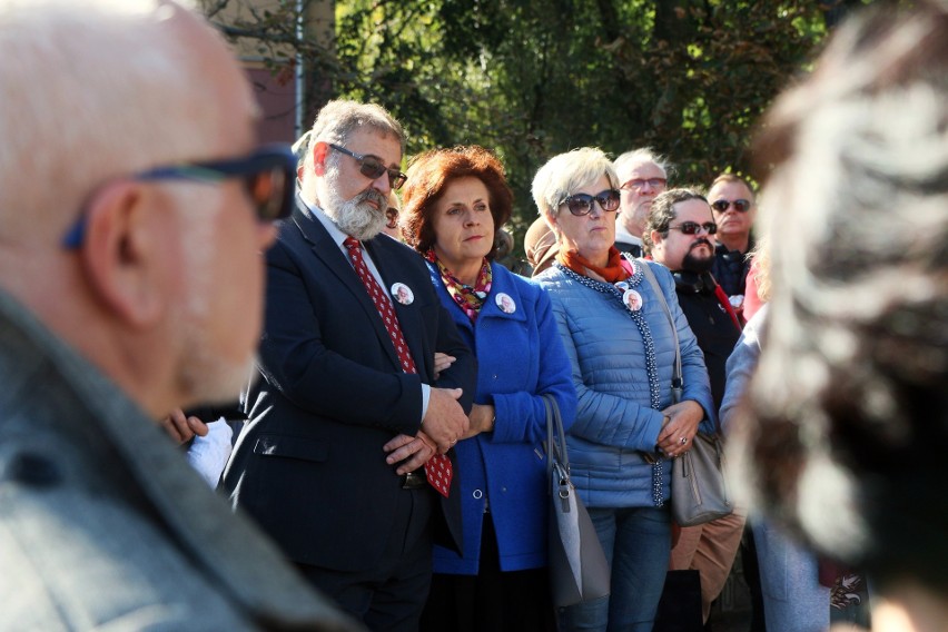 Plac przed wejściem na cmentarz przy ul. Lipowej oficjalnie nosi imię prof. Władysława Bartoszewskiego