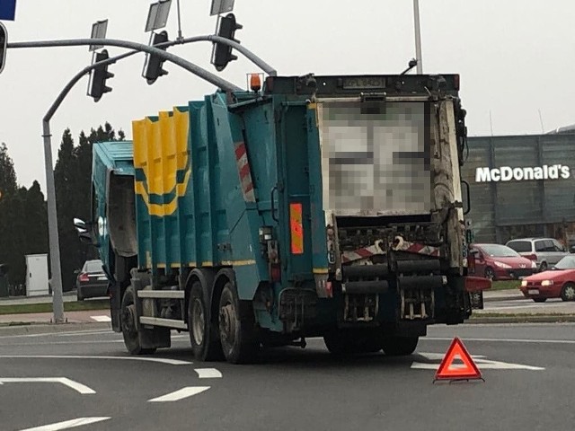 O zdarzeniu poinformowali nas kierowcy w poniedziałek, 25 listopada. Uszkodzona śmieciarka zablokowała jeden pas na rondzie PCK.Śmieciarka pojawiał się na rondzie od około godz. 10.00. Zepsuła się podczas jazdy i zablokowała jeden pas ruchu. Kierowca czeka na serwisanta. Na rondzie PCK są utrudnienia w ruchu.Czytaj także: Korytarz życia na drodze. Jak go utworzyć? Wystarczy przestrzegać kilku zasad![sc]POLSKA TOSKANIA - zobacz film i przewodnik interaktywny po lubuskiej krainie wina i wrażeń![/sc] Poznaj z nami polską Toskanię! Zabierzemy Cię w podróż pięcioma szlakami: pasji, cierpliwości, spełnienia, dumy i tradycji. 