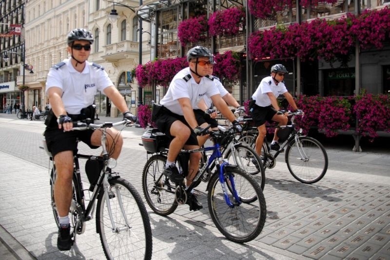 Policjantów na rowerach najczęściej można spotkać na ul....