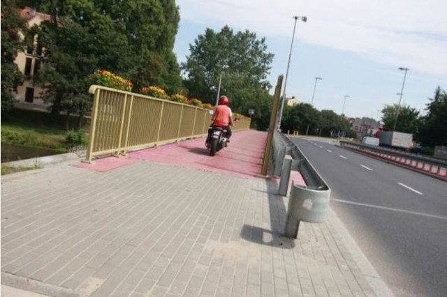 Jeżdżą szybko, brawurowo i głośno. Mowa o nastolatkach szalejących na skuterach. Często na jednym kole. Tylko w Słupsku zarejestrowanych jest 1000 małych motocykli.