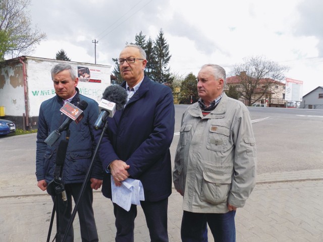 - Udało się. Niebezpieczne skrzyżowanie nareszcie będzie przebudowane - Mieczysław Kasprzak, poseł PSL (nz. w środku). Z lewej Wiesław Storek, sołtys Ostrowa, i Jan Kozioł, mieszkaniec - rolnik.