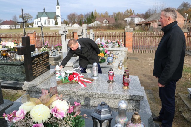 Znicz na mogile księdza Franciszka Latowicza - kapelana oddziału Armii Krajowej Ojca Jana