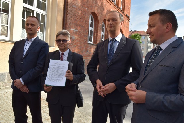 Działacze PiS o swoim pomyśle poinformowali na konferencji pod ratuszem w Szczecinku