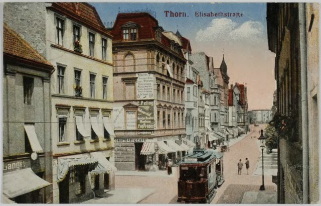 Reklamy sprzed lat, które zachowały się na budynkach są bezcennym źródłem informacji o ludziach, którzy kiedyś tam mieszkali i pracowali. Jak widać na tym obrazku z początku XX wieku, w Toruniu reklam było kiedyś bardzo wiele.