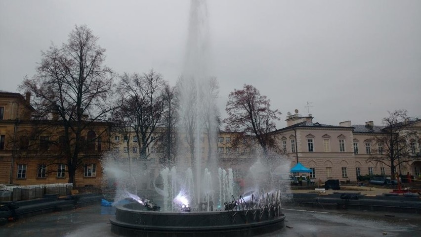 Nowa fontanna na Litewskim. Już tryska (ZDJĘCIA)