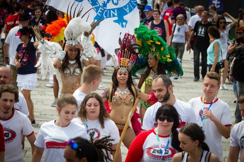 Huczna parada na zakończenie Dni Morza i Samba Port Festival [ZDJĘCIA]