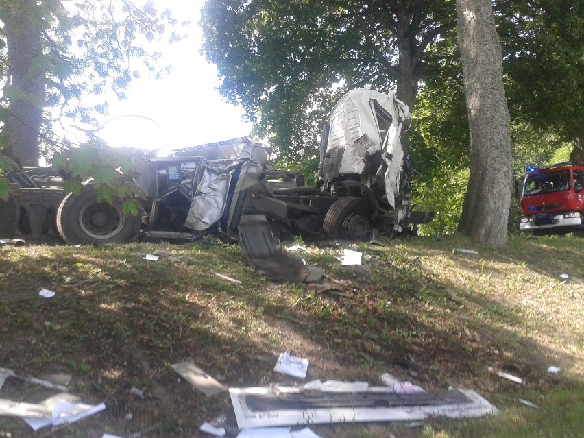 Wypadek koło Polanowa. Rozlało się kilka tysięcy litrów mleka [zdjęcia] 