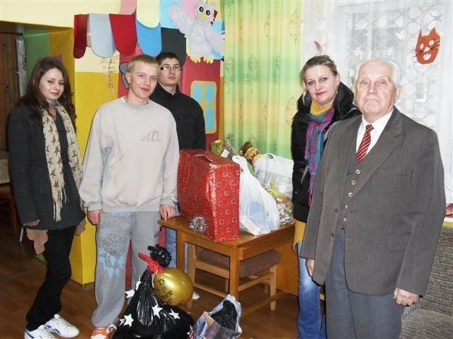 Młodzież przekazała paczki ze słodyczami Henrykowi Jakubowskiemu, prezesowi pionkowskiego oddziału Towarzystwa Przyjaciół Dzieci.
